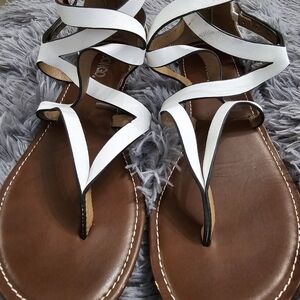 BONGO WHITE STRAPPY FLAT SANDAL! VINTAGE! WORN A FEW TIMES! SIZE 8!